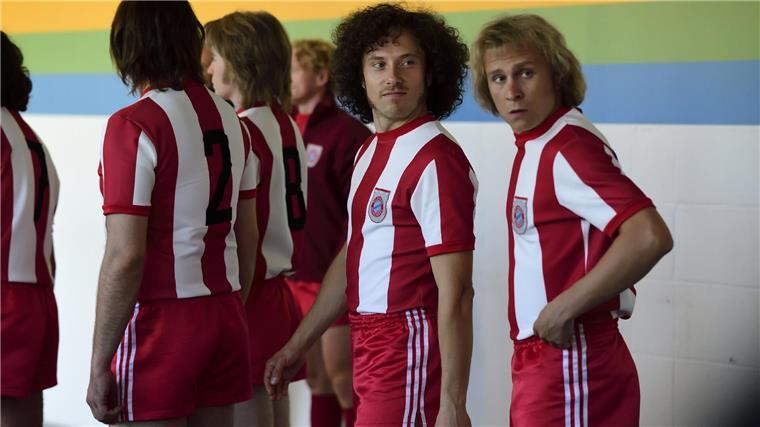 In „Gute Freunde“ sind Paul Breitner (Jan-David Bürger, l.) und Uli Hoeneß (Max Hubacher) nicht nur Mittelpunkt des Spiels.