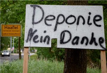 In Haaßel in der Gemeinde Selsingen kämpft man seit zehn Jahren gegen die geplante Mülldeponie. Nun will sich der Selsinger Gemeinderat für ein gemeinsames Suchverfahren der Landkreise Rotenburg und Cuxhaven nach einem Alternativstandort einsetzen. 