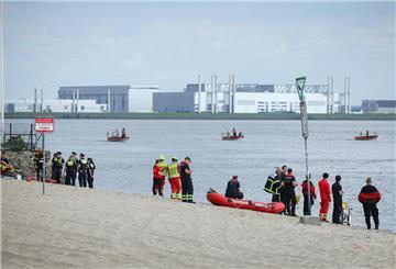Einsatzkräfte der Feuerwehr, Polizei DLRG und anderen Organisationen suchen nach einem vermissten Kind in der Elbe am Falkensteiner Ufer. 