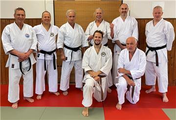 In Hamburg fand ein äußerst qualifizierter Karatelehrgang statt. Stehend von links: Manfred Schramm (6. Dan/Bremerhaven), Michael Nowack (1. Dan/Nordenham), Uwe Hirtreuter (8. Dan/Hamburg), Claus Bleckert (3. Dan/Nordenham), Alexander Golowtschenko (Nordenham) und Helge Müller (4. Dan/Hamburg). Kniend von links: Jascha Trinks und Frank Stroman (beide Nordenham).