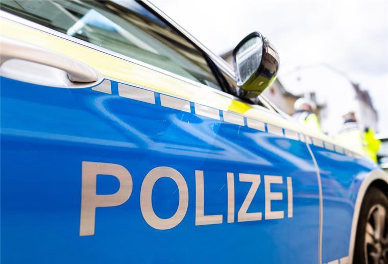 Zwei Einsatzfahrzeuge der Polizei 