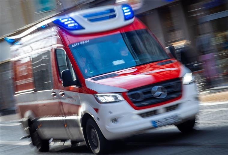Hamburg: Fensterputzer stürzt in die Tiefe - schwer verletzt Ein Rettungswagen ist mit Blaulicht im Einsatz.