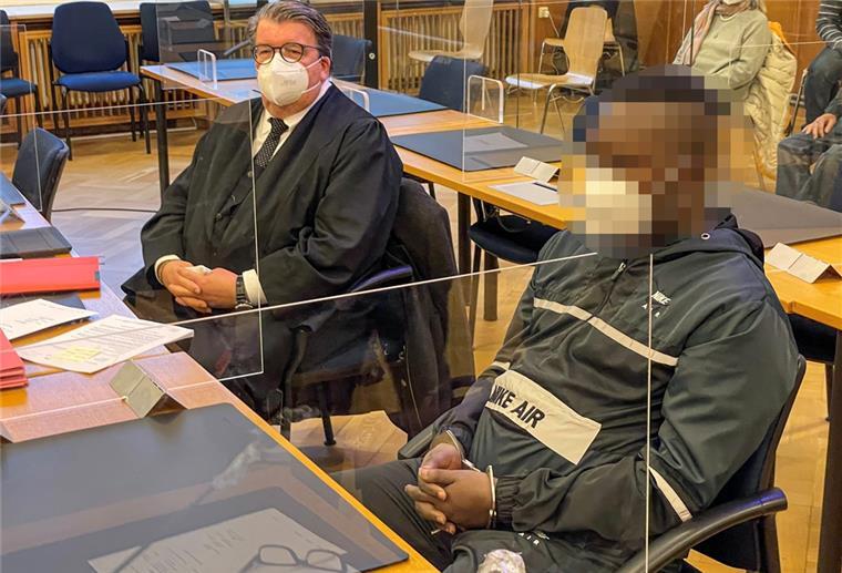 In Handschellen vor Gericht: der Angeklagte Soufian A.