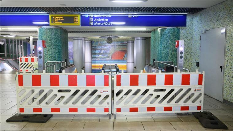 In Hannover und Bremen stehen Busse und Bahnen still In Hannover blockieren Absperrungen den Zugang zur Stadtbahn.