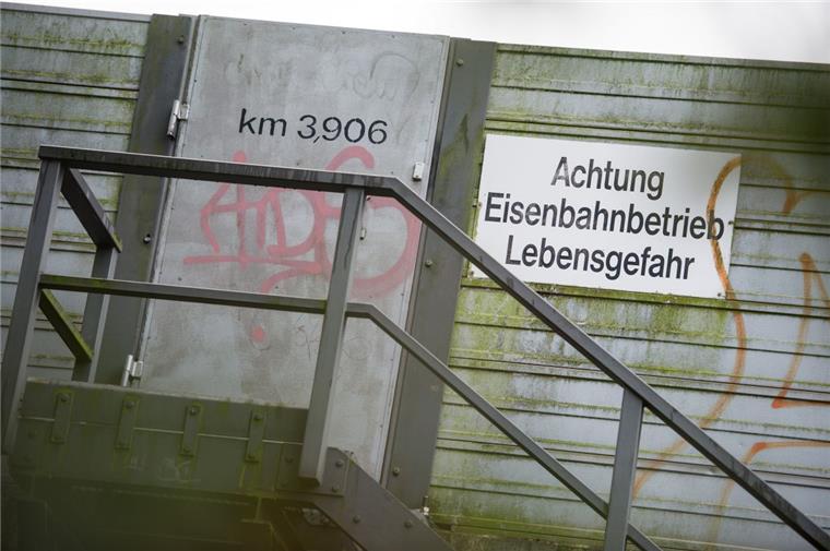In Hannover starben bei einem Güterzugunglück drei junge Menschen: eine Frau und zwei Männer.
