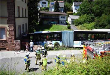 In Heidelberg ist ein Linienbus in ein Wohnhaus gefahren.