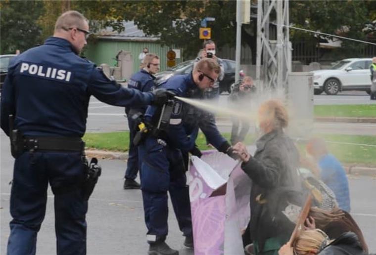 Bremerhavener Klima-Aktivist erlebt Polizeigewalt in Finnland In Helsinki haben Polizeibeamte am Sonnabend, 3. Oktober, gegen Klimaaktivisten der Gruppe „Extinction Rebellion“ Pfefferspray eingesetzt. Der Bremerhavener Till Sawala (trägt eine blaue Jacke) fordert eine Aufabarbeitung des Vorfalls.
