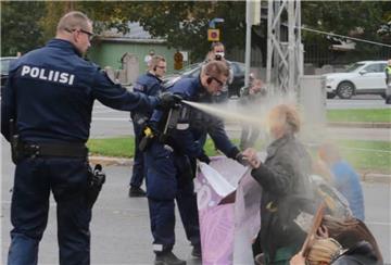 In Helsinki haben Polizeibeamte am Sonnabend, 3. Oktober, gegen Klimaaktivisten der Gruppe „Extinction Rebellion“ Pfefferspray eingesetzt. Der Bremerhavener Till Sawala (trägt eine blaue Jacke) fordert eine Aufabarbeitung des Vorfalls.