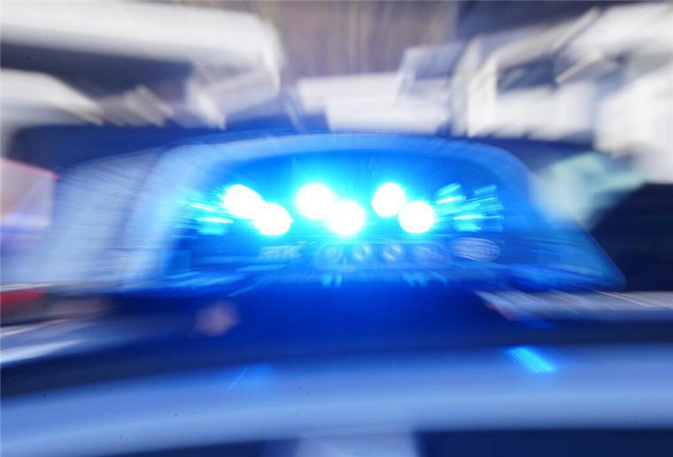 Polizeibericht: Mercedes-Diebstahl, Unfall mit Notarzt und nächtlicher Pkw-Brand Verkehrsunfall mit Notarztwagen: Leichtverletzte bei Einsatzfahrt