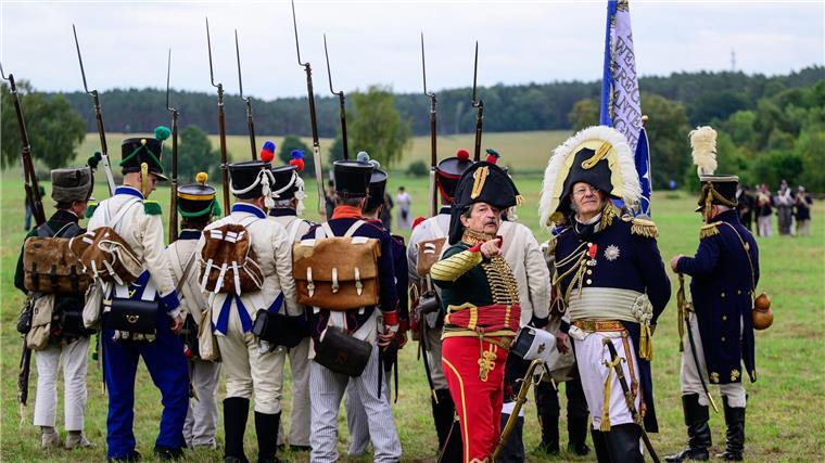 In historischen Uniformen spielen etwa 150 Darsteller die Göhrdeschlacht nach.