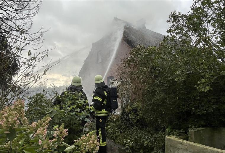 Nordenham: Feuer greift von Gartenlaube auf Reetdachhaus über In Hoffe ist ein Feuer von einer Gartenlaube auf das benachbarte reetgedeckte Wohnhaus übergegangen.