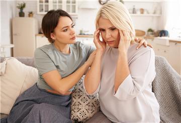 zwei Frauen auf der Couch