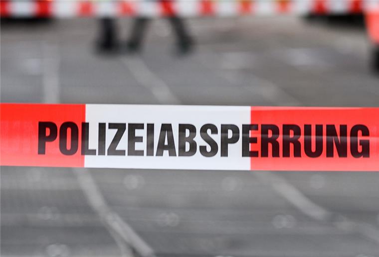 Bremen: Unbekannte sprengen Geldautomat Polizeiabsperrung an einem Tatort.