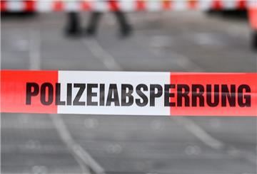 Polizeiabsperrung an einem Tatort.