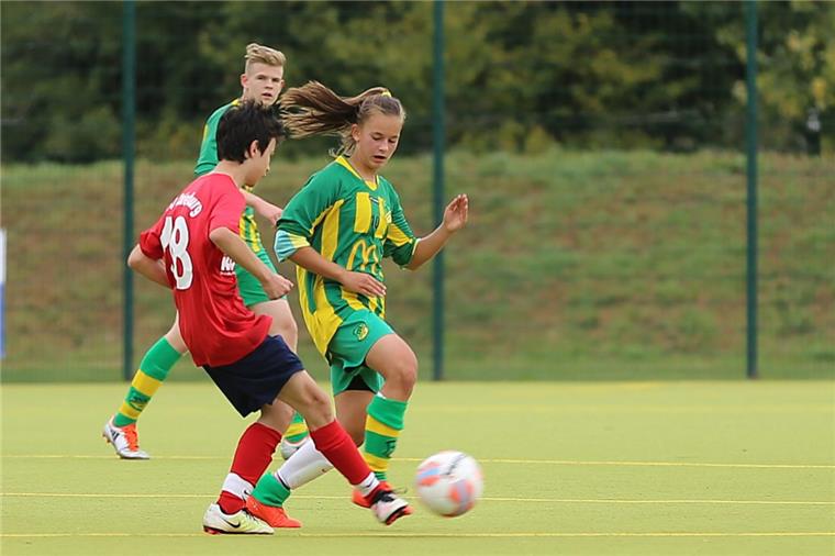 1350 Zuschauer sehen Tuana Reichardts erstes Länderspiel In ihrem ersten Länderspiel stand Tuana Shahnis Reichardt (rechts) in der Start-Elf. Die deutschen U15-Juniorinnen unterlagen der USA mit 1:6.