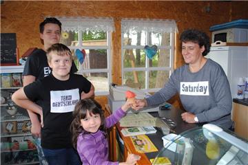 In ihrem Melkhus verkauft Tanja Kühne Eis und Kuchen aus eigener Herstellung. Das freut auch ihre Kinder Johanne, Mark und Jonas (v.r.).