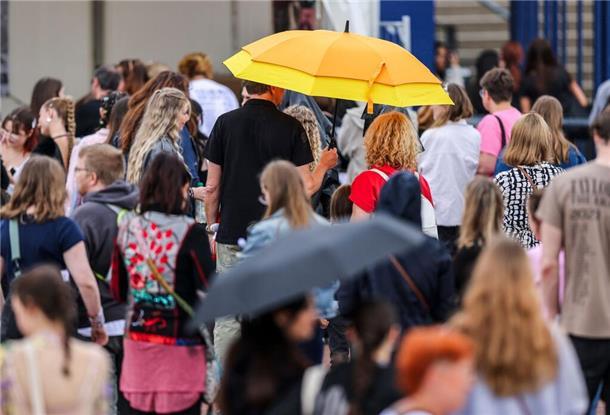 In ihren Konzertoutfits trotzden die Fans auch dem Regen.