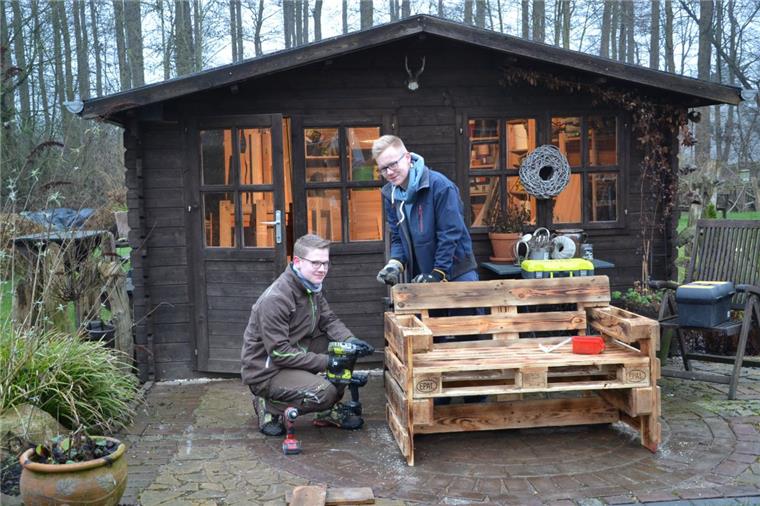 Zeven: Schüler bauen im Gartenhäuschen Möbel aus Paletten In ihrer Freizeit stellen Jannes Hastedt (rechts) und Levin Heinacher Möbel aus Paletten her. In ihrem Portfolio haben sie unter anderem eine Bank, eine Gartengarnitur, einen Bistrotisch, einen Couchtisch, eine Kommode sowie einen Kerzenständer.