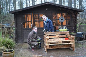 In ihrer Freizeit stellen Jannes Hastedt (rechts) und Levin Heinacher Möbel aus Paletten her. In ihrem Portfolio haben sie unter anderem eine Bank, eine Gartengarnitur, einen Bistrotisch, einen Couchtisch, eine Kommode sowie einen Kerzenständer.