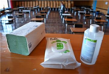 In jedem Prüfungsraum liegen Papier- und Feuchttücher, sowie Desinfektionsmittel parat.