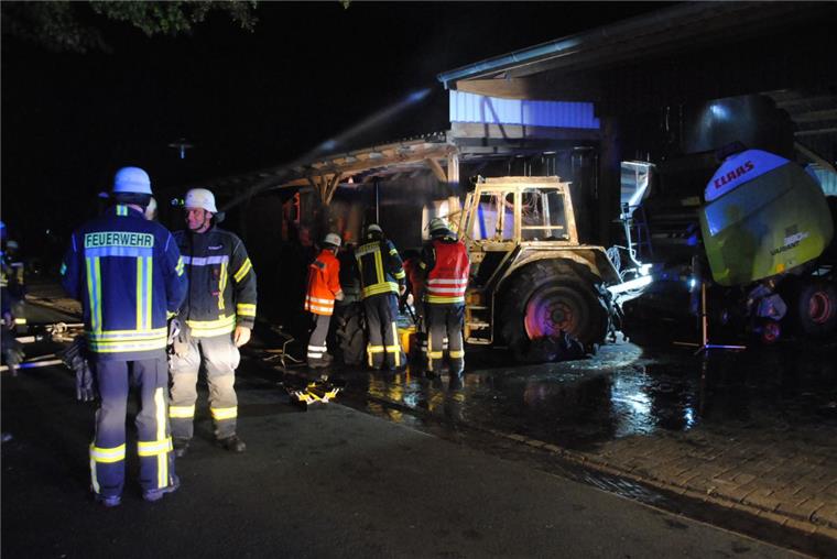 Alarm in Kassebruch: Traktor brennt in Scheune In Kassebruch ist ein Traktor ausgebrannt.