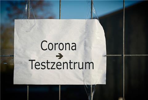 In Kitas, Schulen, Krankenhäusern und Pflegeheimen soll systematisch getestet werden. Diese Massentests können die gesetzlichen Krankenkassen teuer zu stehen kommen. 