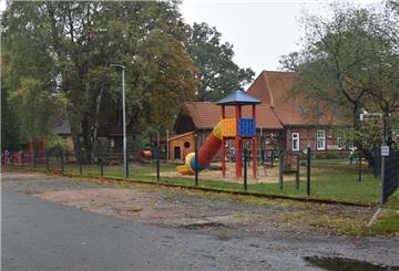 In Klein Meckelsen will die Samtgemeinde eine neue Kita neben der Schule bauen. Dort soll auch eine Mensa errichtet werden, damit die Grundschule Ganztagsbetreuung anbieten und Kinder aus Sittensen aufnehmen kann. Den bestehenden Kindergarten Klein Meckelsen (Foto) will die Samtgemeinde aufgeben. Ratsherr Uwe Hellmers (Grüne) ist dagegen, steht aber allein auf weiter Flur.