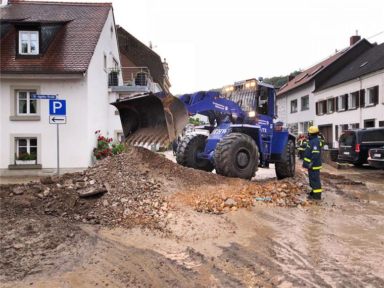 In Kleinblittersdorf im Saarland haben Senioren bewusst ein Katastrophen-Sightseeing gemacht. Die Polizei ist empört. Unser Foto zeigt die Aufräumarbeiten vom Freitag.