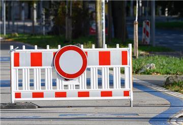 Eine Straßensperre steht auf einer Straße.