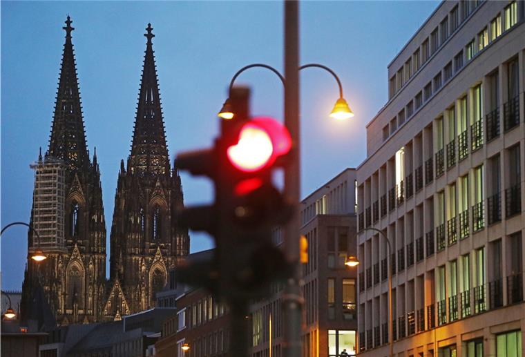 Kölner Dom und rote Ampel, Nachtaufnahme.