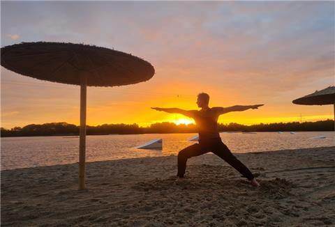 In Kombination mit Yoga und Achtsamkeitsübungen kann die Atemtechnik Pranayama die Gehirnaktivität steigern, die Lungenfunktion fördern und insgesamt zu einem entspannteren und ausgeglicheneren Lebensgefühl führen.