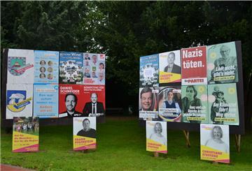 In Lamstedt ist kaum noch Platz auf den Plakatwänden, weil diesmal so viele Parteien und Wählergemeinschaften antreten