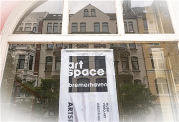 In leerstehenden Wohnungen, Ladenlokalen, Treppenhäusern und Hinterhöfen wird am 26. und 27. August Kunst gezeigt.