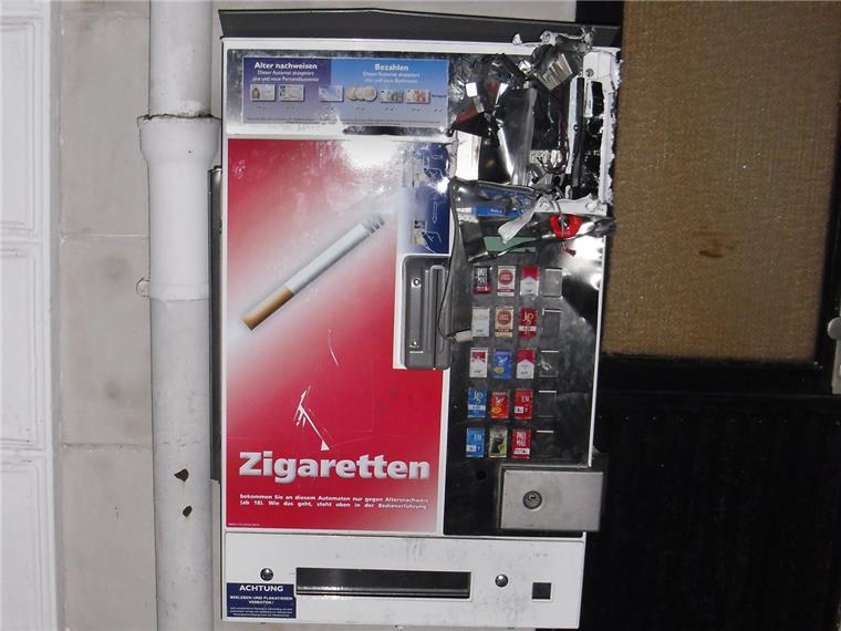 In Lehe hat ein 24-Jähriger einen Zigarettenautomaten schwer beschädigt.