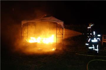 In Lehe steht ein Pavillon in Flammen.