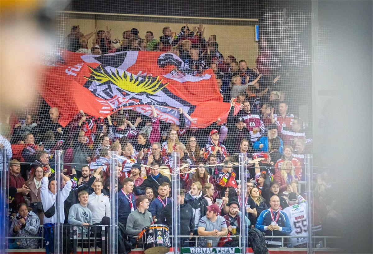Pinguins-Fanclub feiert Party in Lehe Jubelnde Fans der Fischtown Pinguins.
