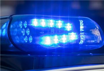  Das Blaulicht auf einem Fahrzeug der Polizei leuchtet 