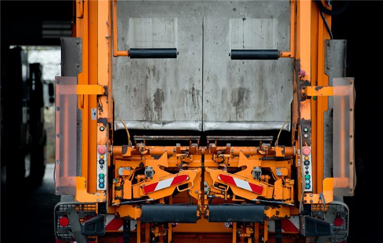 In Lehrte muss sich ein Müllwagen-Fahrer wegen fahrlässiger Tötung verantworten.