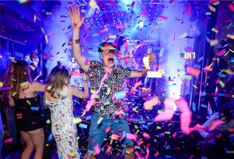 In London dürfen die Nachtclubs wieder öffnen. Das wird ordentlich gefeiert.