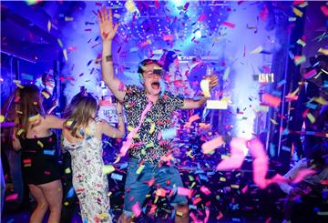 In London dürfen die Nachtclubs wieder öffnen. Das wird ordentlich gefeiert.