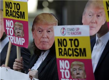 In London protestierten diese Menschen mit Trump-Masken und Plakaten vor der US-...