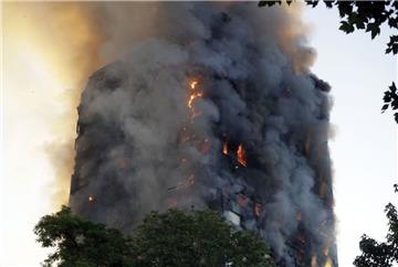 In London steht ein 27-stöckiges Hochhaus in Flammen.  Es sollen noch Menschen in dem Komplex sein. 