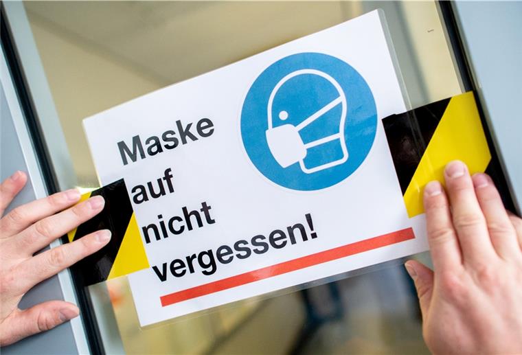 Ein Schild weist auf die Maskenpflicht hin.