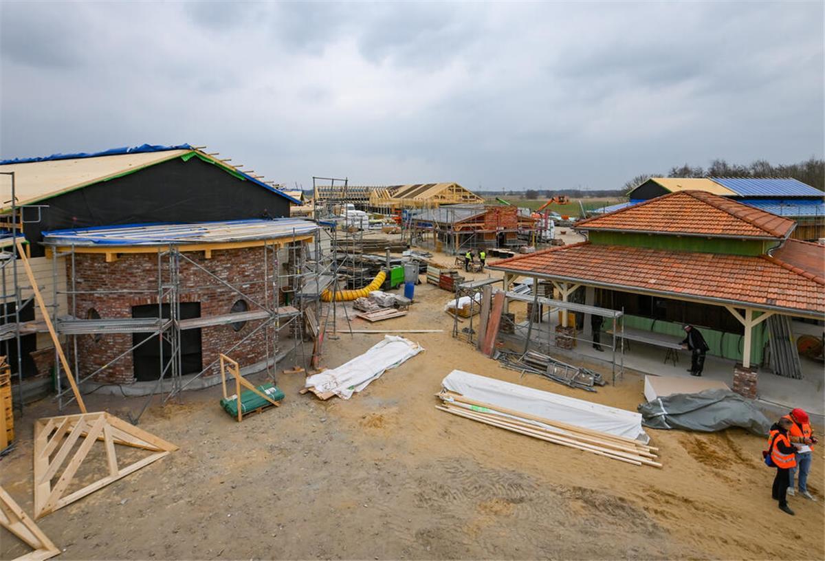 Karls Erlebnisdorf vor Öffnung: Was der Freizeitpark in Loxstedt kostet Blick auf die Arbeiten in Karls Erlebnisdorf. Der Freizeitpark in Loxstedt soll am 15. Mai eröffnen. Auch die Kosten stehen nun fest.