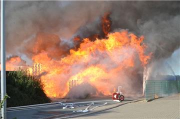 In Loxstedt musste die Feuerwehr ein Flammenmeer bekämpfen.