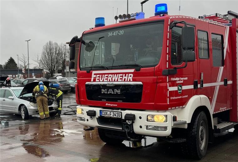 In Loxstedt musste die Feuerwehr zu einem Fahrzeugbrand ausrücken.