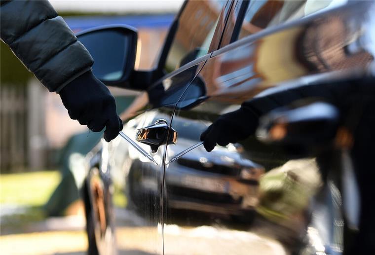 Cuxland: Mehrere Autos in Loxstedt beschädigt - Zeugen gesucht Ein Mann steht mit einem Schraubenzieher neben einem Auto.