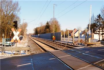 In Loxstedt werden Lärmschutzwände gebaut, wie hier am Bahnübergang Hohewurthstraße.
