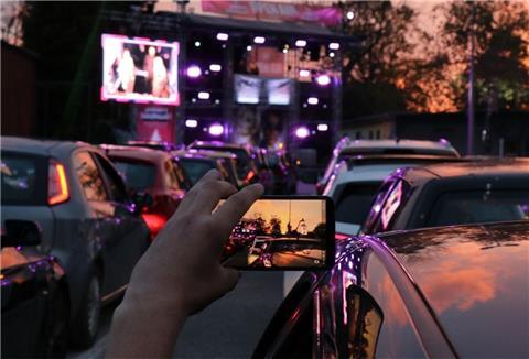 In Lüdingworth trafen sie sich am Samstag mehrere hundert Partygänger zur Autodisco und sorgten so für ein alternatives Clubfeeling.