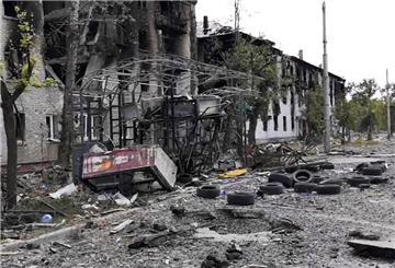 Auf diesem von der Militärverwaltung der Region Luhansk zur Verfügung gestellten Foto sind am frühen Sonntag, 3. Juli 2022 beschädigte Wohngebäude in Lyssytschansk in der Region Luhansk in der Ukraine zu sehen.